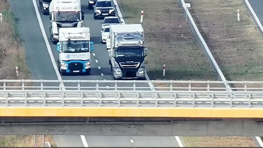 Wyścigi "słoni" w oku drona – policyjna akcja na S17 [wideo]