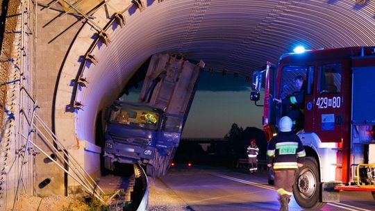 Wywrotka utknęła pod wiaduktem. DK 17 zablokowana