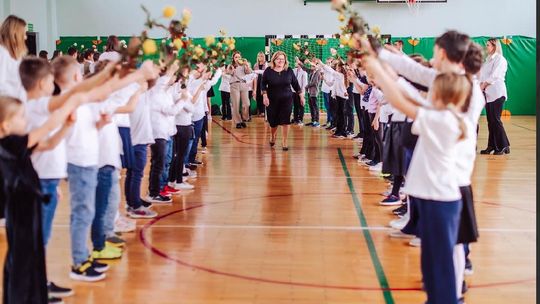 Wzruszające pożegnanie. Dyrektorka SP Rębków odchodzi na emeryturę