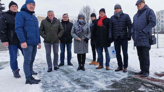 Z boiska przy Piątce znikną dziury?