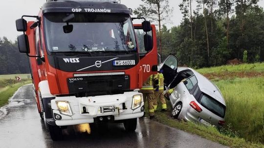 Za ślisko na drodze. Citroen wpadł do rowu