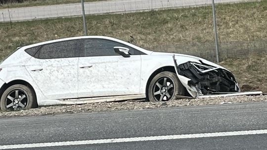 Za szybko na S17. Auto w rowie