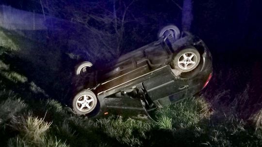 Za szybko na zakręcie. Dachowanie w Podoblinie