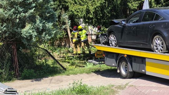 Mazda staranowała ogrodzenie