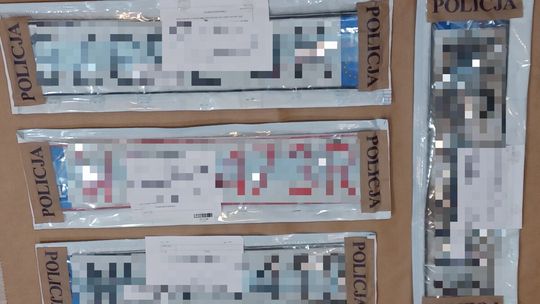 Zakopał tablice rejestracyjne, zdemolował przyczepę i ukrył się pod łóżkiem