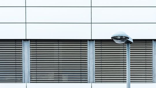 Żaluzje fasadowe skośne – funkcjonalne i estetyczne rozwiązanie dla nietypowych kształtów elewacji Żaluzje fasadowe skośne – funkcjonalne i estetyczne rozwiązanie dla nietypowych kształtów elewacji