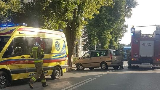 Zasłabł i wjechał w drzewo