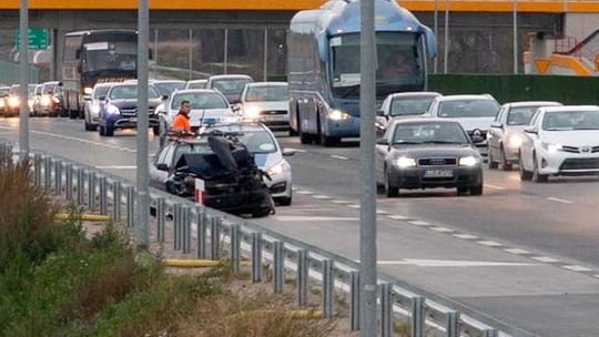 Zasnął i uderzył w bariery na S17