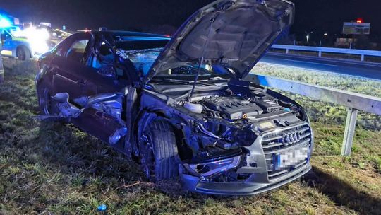 Zasnął za kierownicą na S17. Audi uderzyło w naczepę ciężarówki