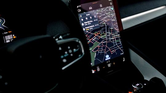 Zaufali nawigacji i zgubili się w lesie. Policjanci z Wilgi ruszyli z pomocą [audio]