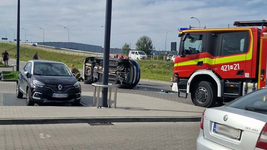 Zderzenie dwóch aut. Jeden pojazd przewrócił się na bok