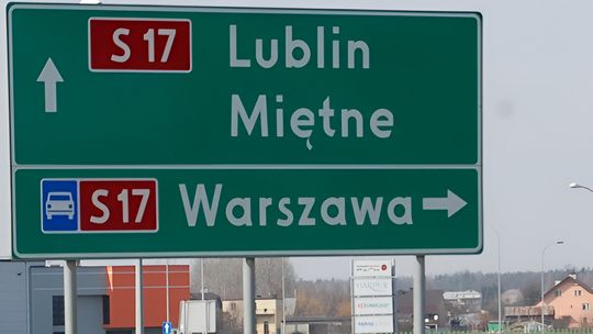 Zderzenie dwóch samochodów na S17. Mercedes uderzył w tył Land Rovera