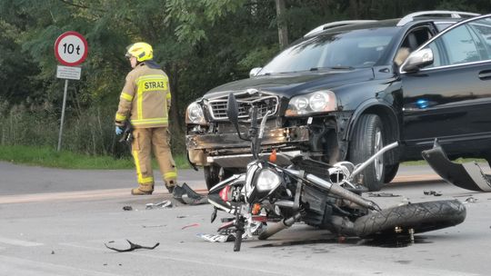 Zderzenie suva z motocyklem na skrzyżowaniu