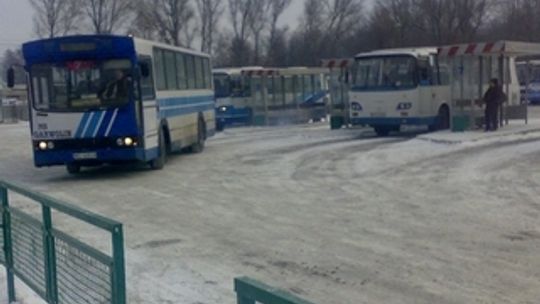 Zepsuł się autobus, kierowca nie wezwał zastępczego. Pasażerowie czekali...