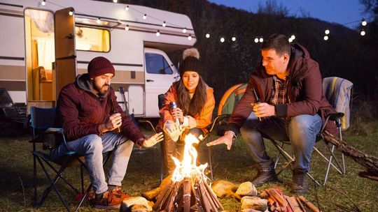 Zimowe podróże kamperem – jak zadbać o ciepło i zdrowie na trasie