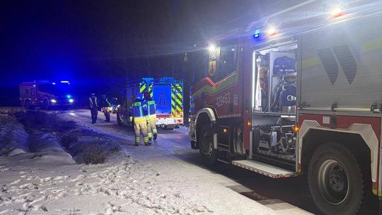 Zjechał z drogi i uderzył w drzewo