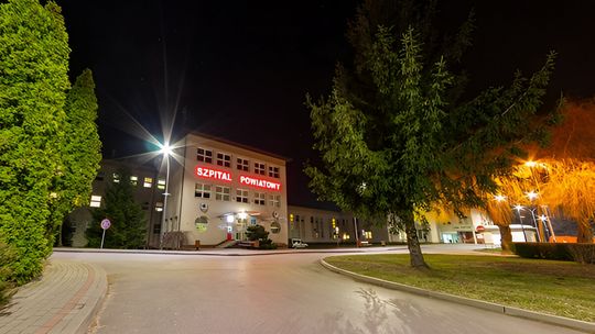 Zwarcie i pożar w szpitalu. Strażacy rozbierali ścianę