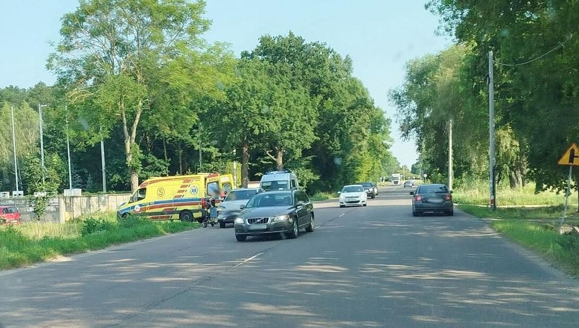16-latek na hulajnodze uderzył w karetkę. Interweniowała policja 16-latek na hulajnodze uderzył w karetkę. Interweniowała policja