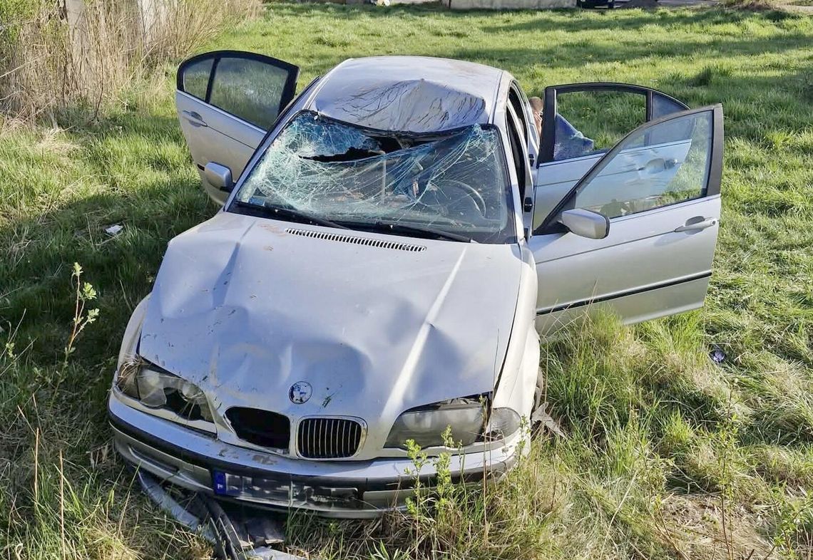 18-letni kierowca rozbił BMW. Auto dachowało na krajowej „76”