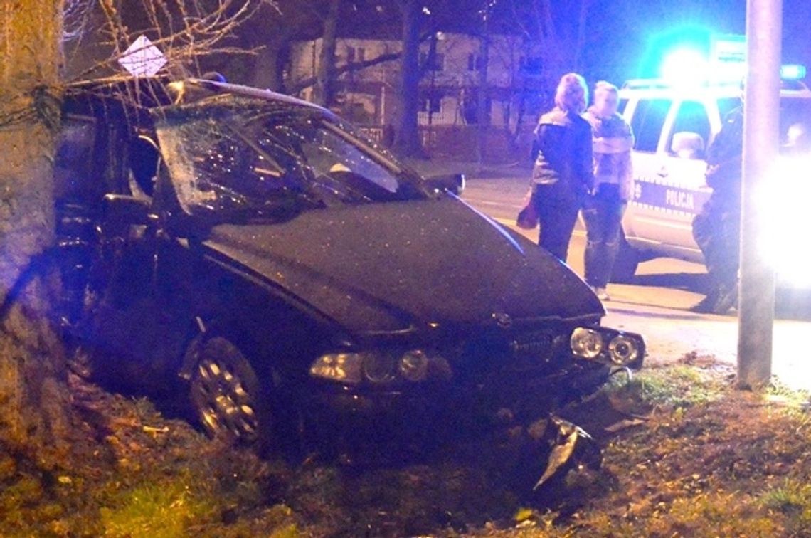 22-latek z bmw uderzył w drzewo