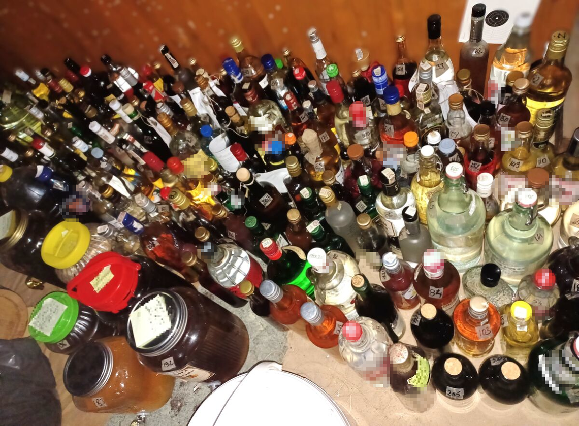300 litrów nielegalnego alkoholu i domowa linia produkcyjna zlikwidowane przez policjantów 300 litrów nielegalnego alkoholu i domowa linia produkcyjna zlikwidowane przez policjantów