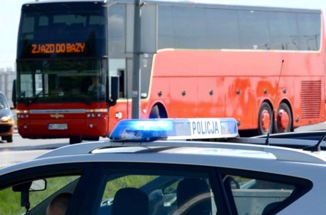 60 pasażerów autobusu w rowie na S17