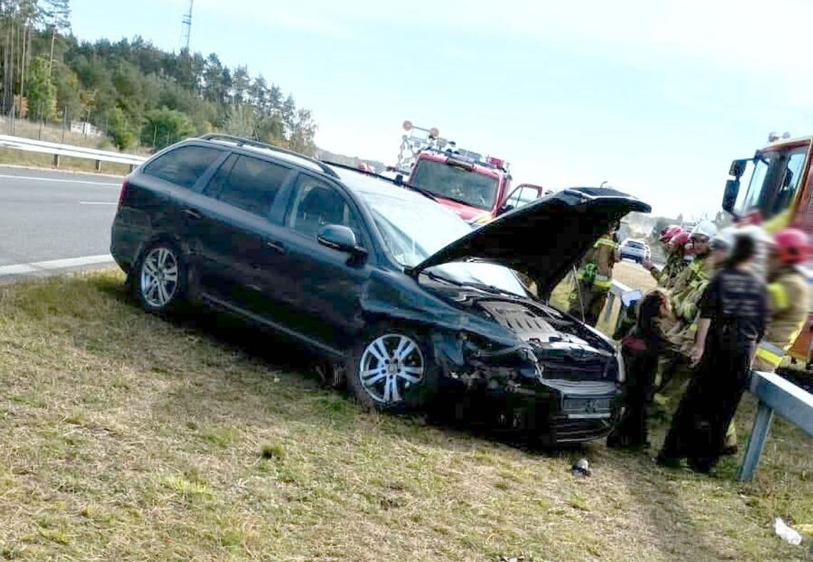 66-latek zasnął za kierownicą na S17. Skoda uderzyła w bariery 66-latek zasnął za kierownicą na S17. Skoda uderzyła w bariery