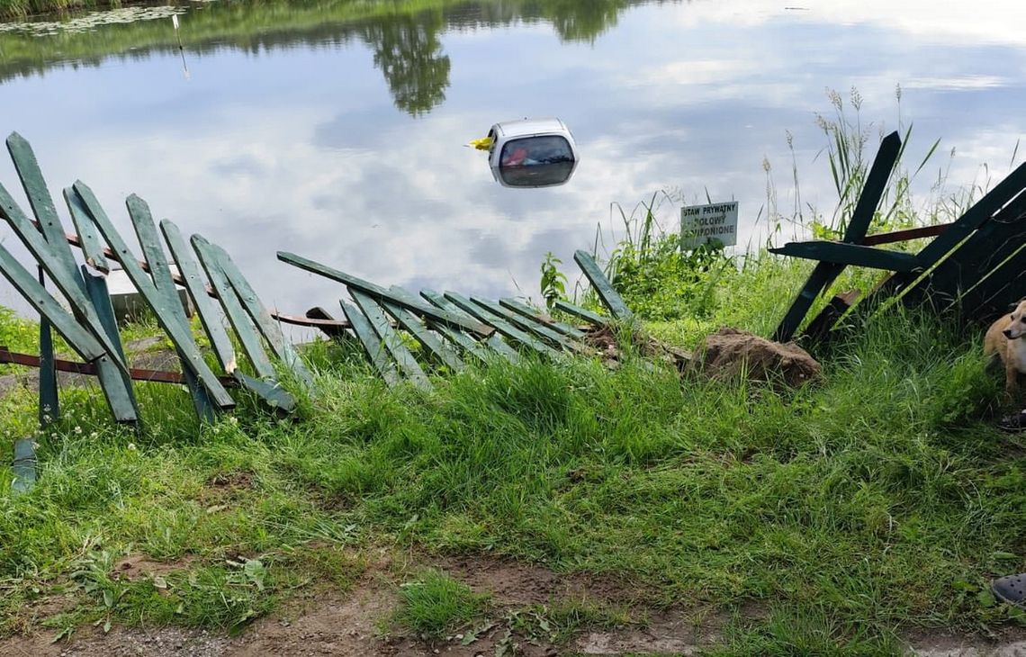 76-latka zasłabła za kierownicą i wjechała do stawu 76-latka zasłabła za kierownicą i wjechała do stawu