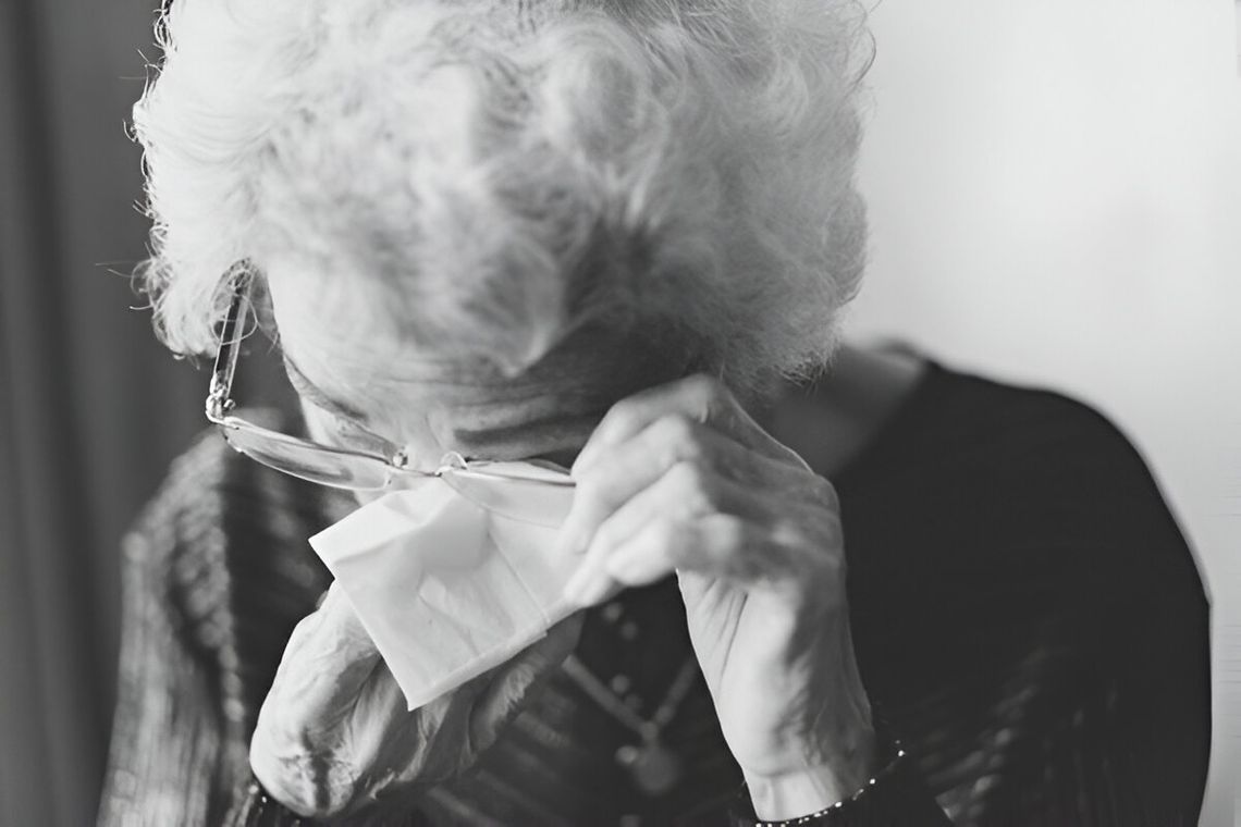 83-latka oszukana przez „płaczącą córkę”. Policja ostrzega