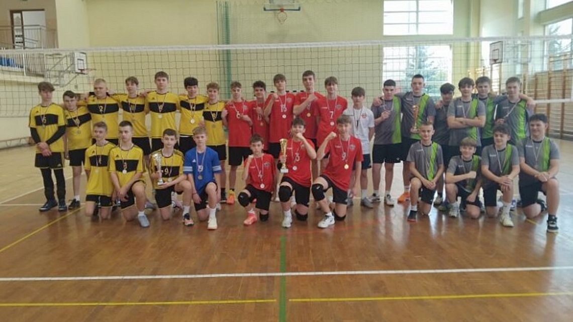 Siatkarze Dwójki mistrzami powiatu