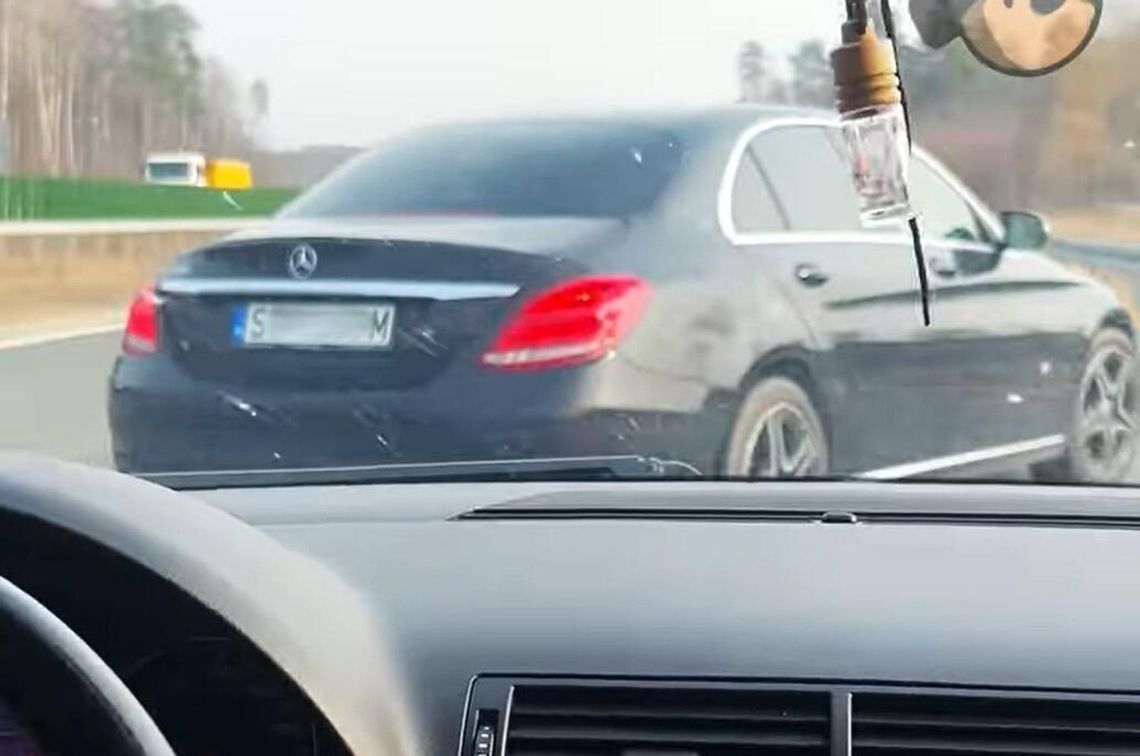 Agresja za kierownicą i celowe hamowanie. Mandat, ale bez wskazania kierowcy