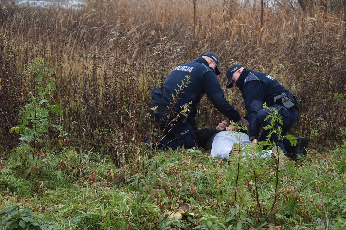 Agresywny mężczyzna spowodował pożar na stacji paliw – ćwiczenia policji i innych służb