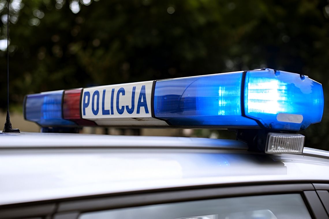 Pijany 49-latek z dzieckiem w aucie zatrzymany. 3,5 promila, niebezpieczne manewry i butelka na tylnym siedzeniu Pijany 49-latek z dzieckiem w aucie zatrzymany. 3,5 promila, niebezpieczne manewry i butelka na tylnym siedzeniu