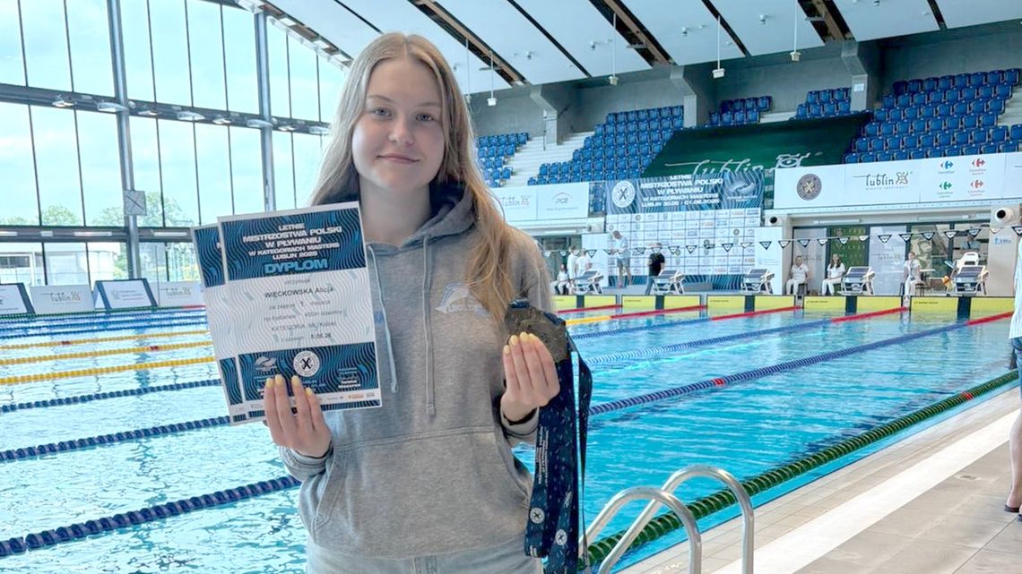 Alicja Więckowska z medalami Mistrzostw Polski w pływaniu