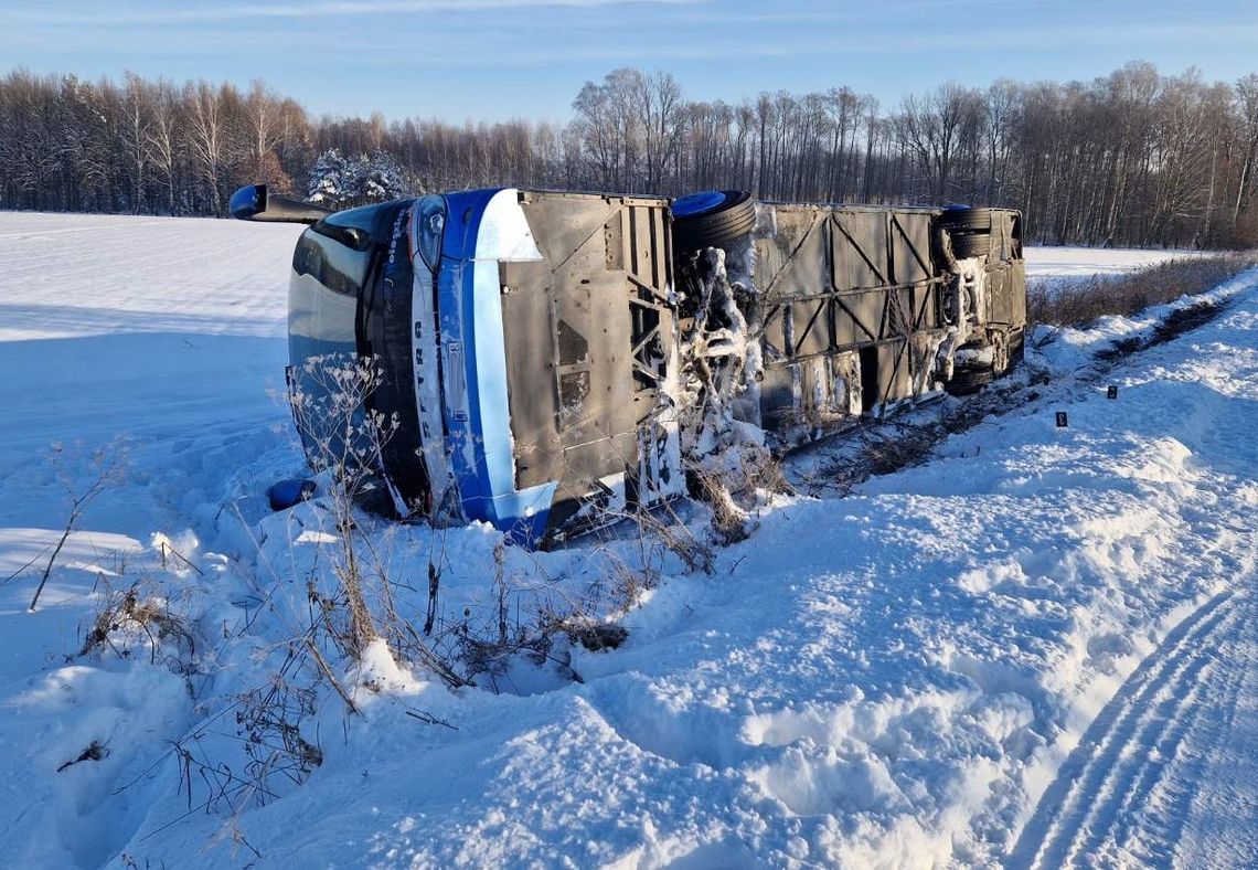 Autobus z dziećmi wpadł do rowu