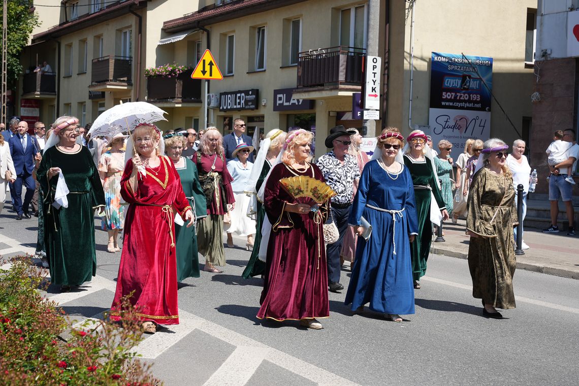 Barwny korowód na rozpoczęcie niedzielnego świętowania