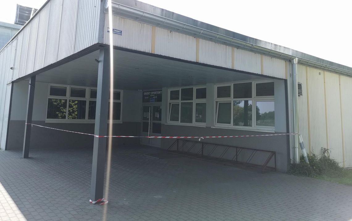 Basen w Miętnem coraz bliżej katastrofy? Po ulewie na dachu pojawiło się 5 cm wody Basen w Miętnem coraz bliżej katastrofy? Po ulewie na dachu pojawiło się 5 cm wody
