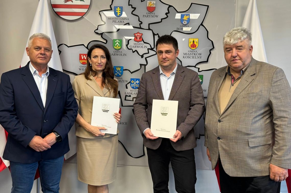 Blisko milion złotych na przebudowę drogi w gminie Trojanów. Powiat podpisał umowę
