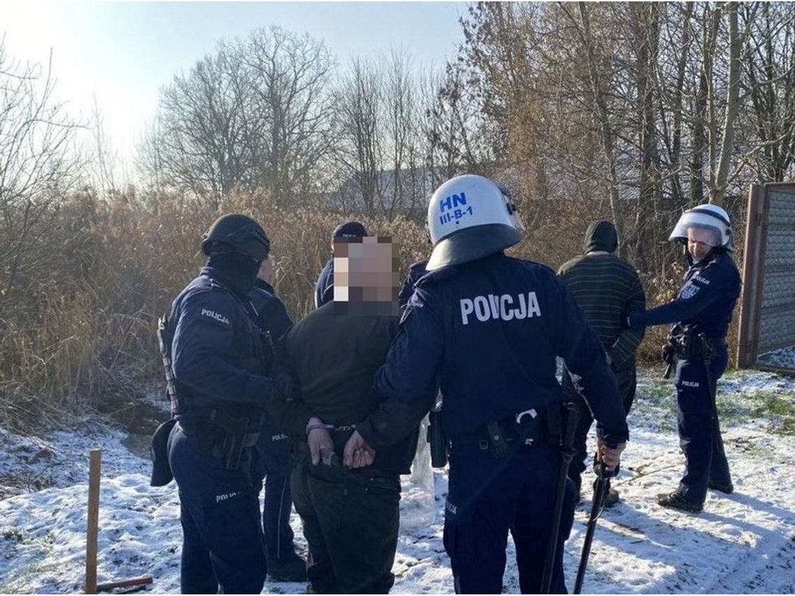 Bracia złodzieje ukryli się za szafą