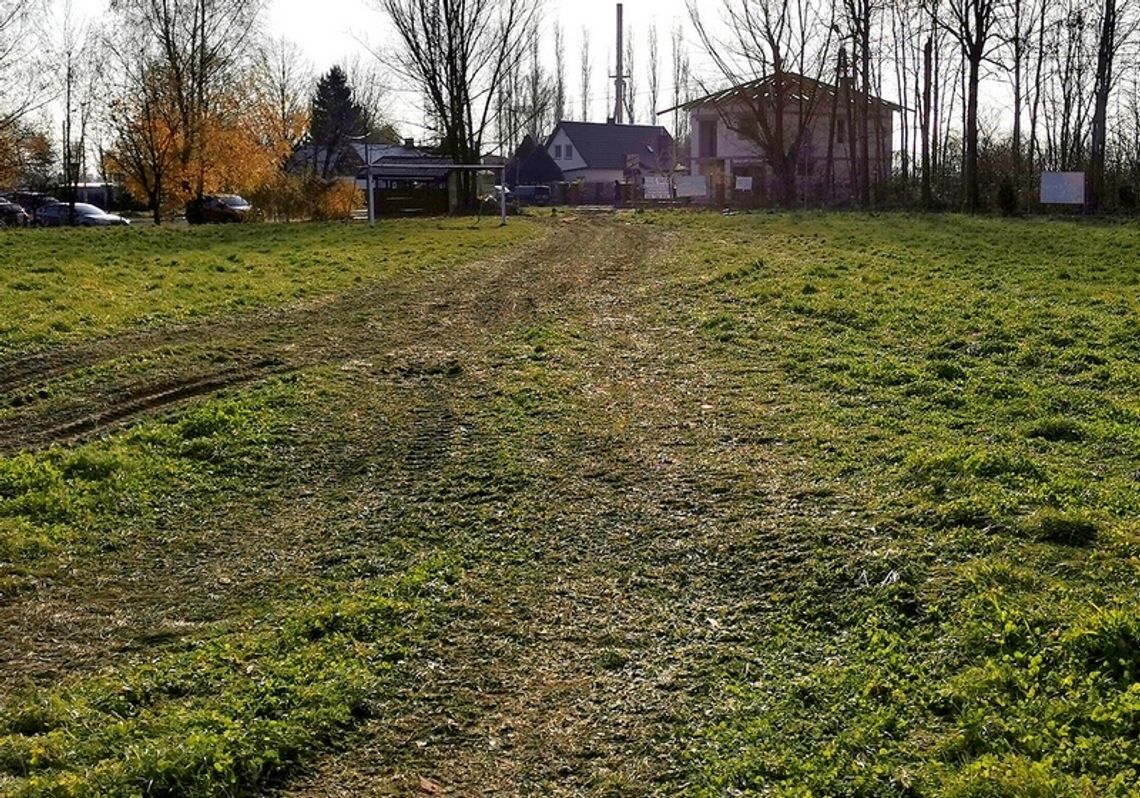 Budując plac zabaw, zniszczyli boisko