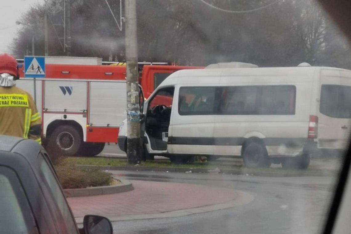 Bus PKS uderzył w słup