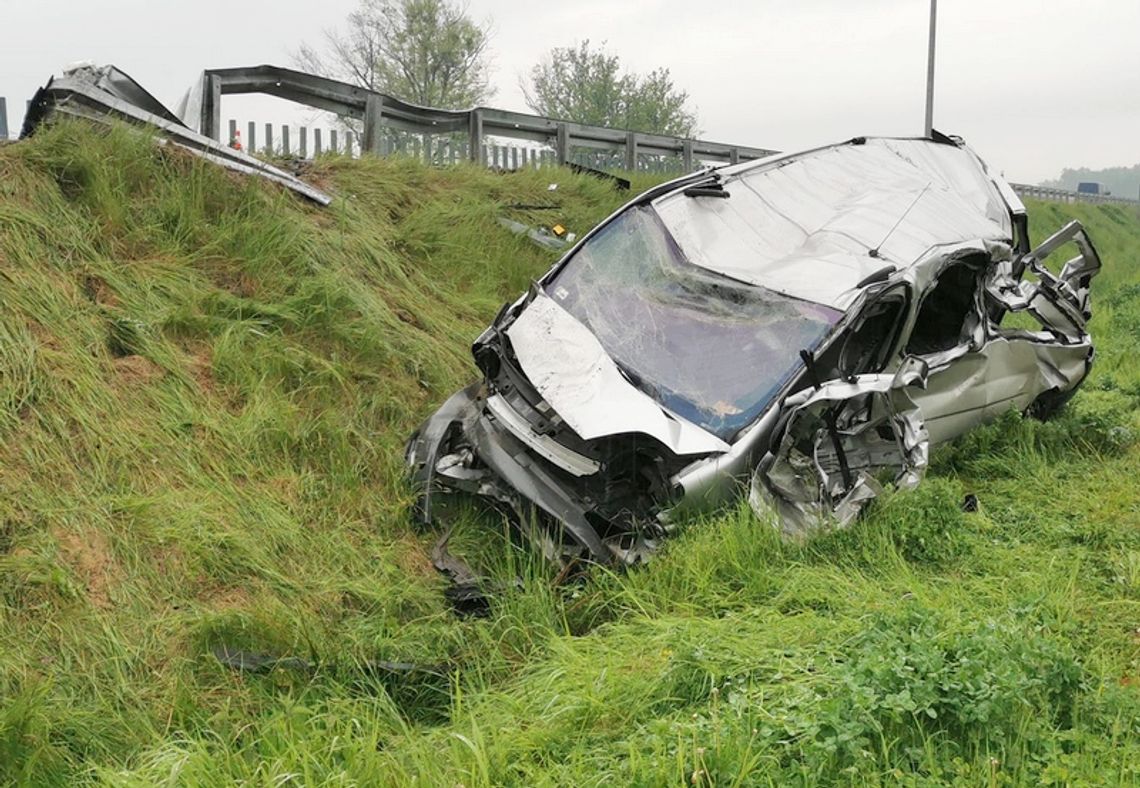 Bus przebił bariery na S17