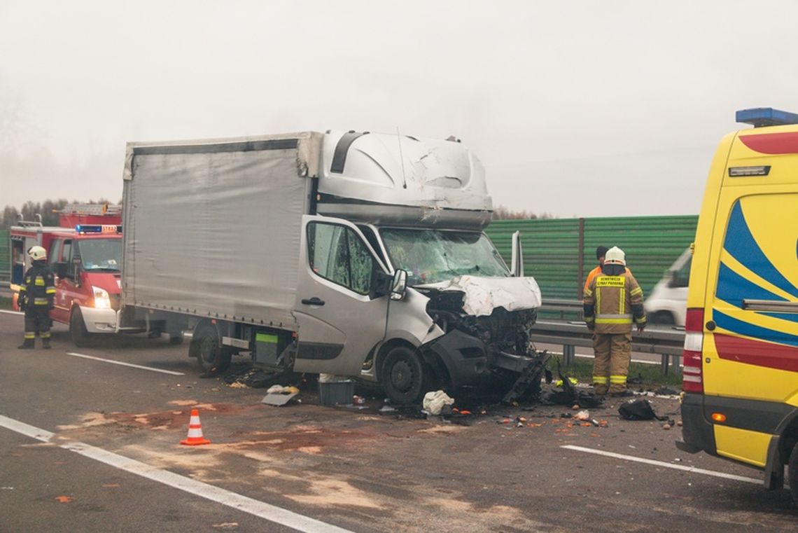 Bus wjechał w pojazd służby drogowej