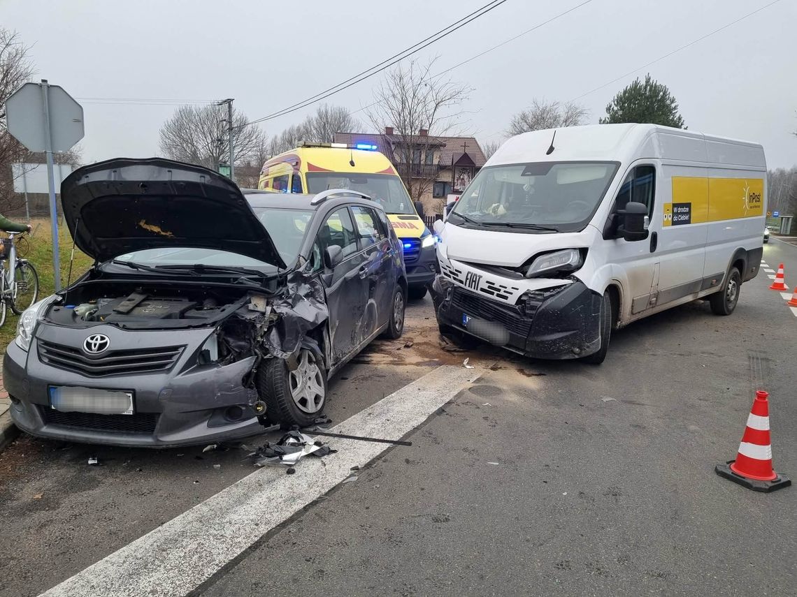 Bus wymusił pierwszeństwo. Wypadek na skrzyżowaniu Bus wymusił pierwszeństwo. Wypadek na skrzyżowaniu