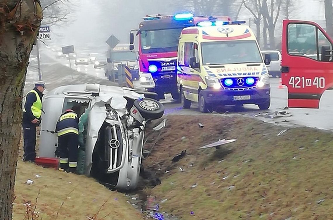 Bus z 12 osobami wylądował w rowie