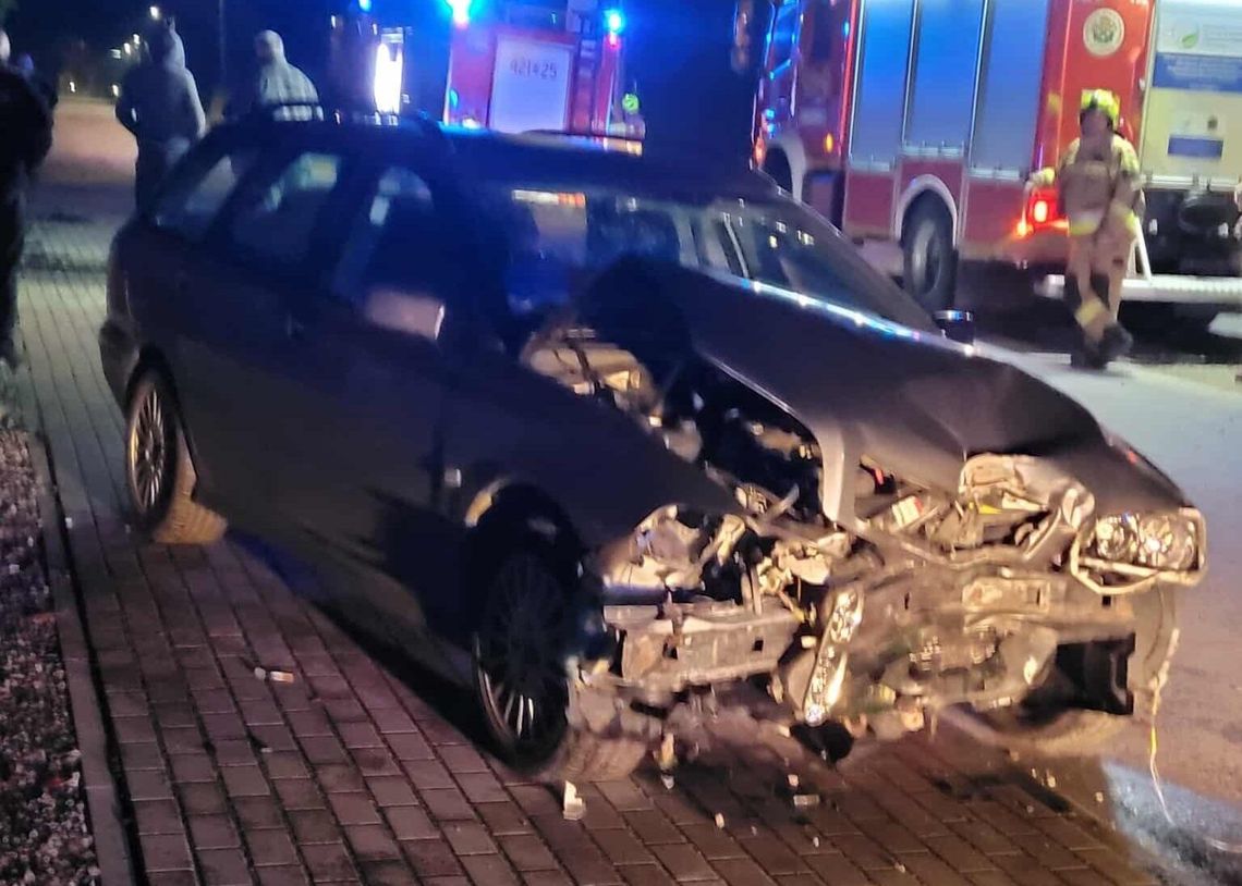 Było za szybko. Wjechał w ogrodzenie Było za szybko. Wjechał w ogrodzenie