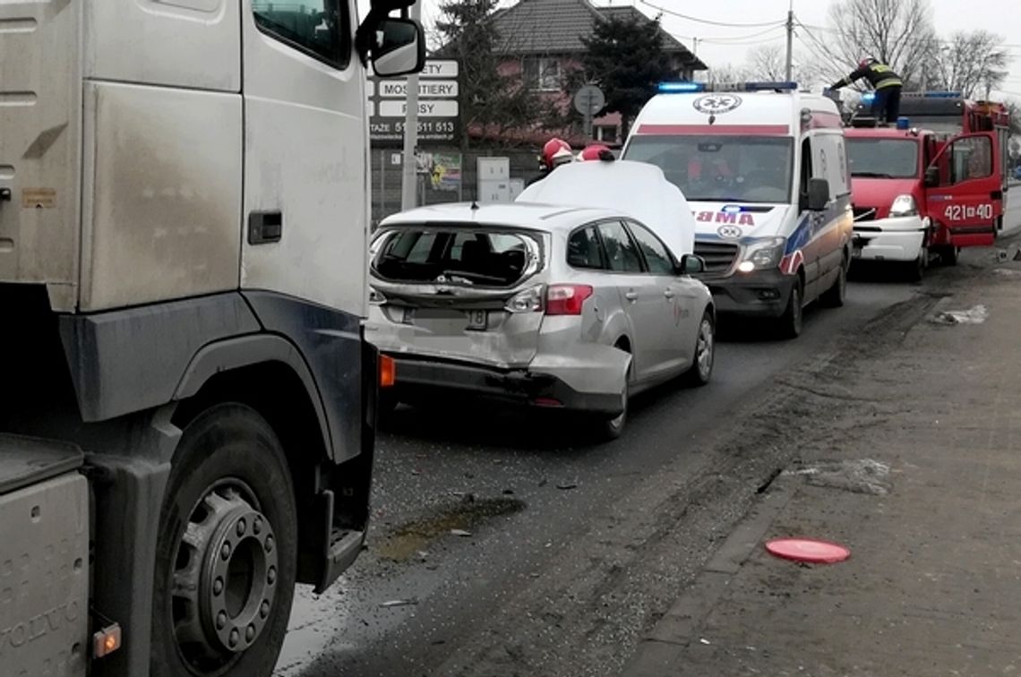 Cementowóz wjechał w osobówkę