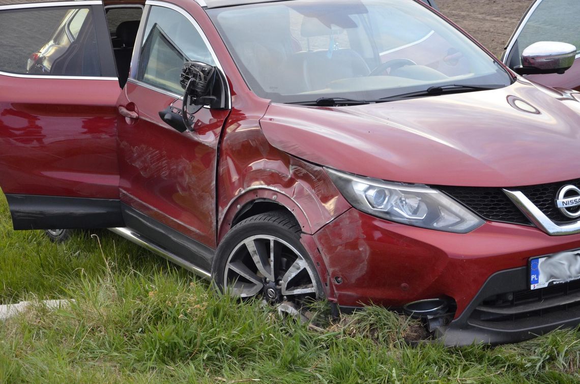 Ciągnik uderzył w nissana, który podróżowało pięć osób