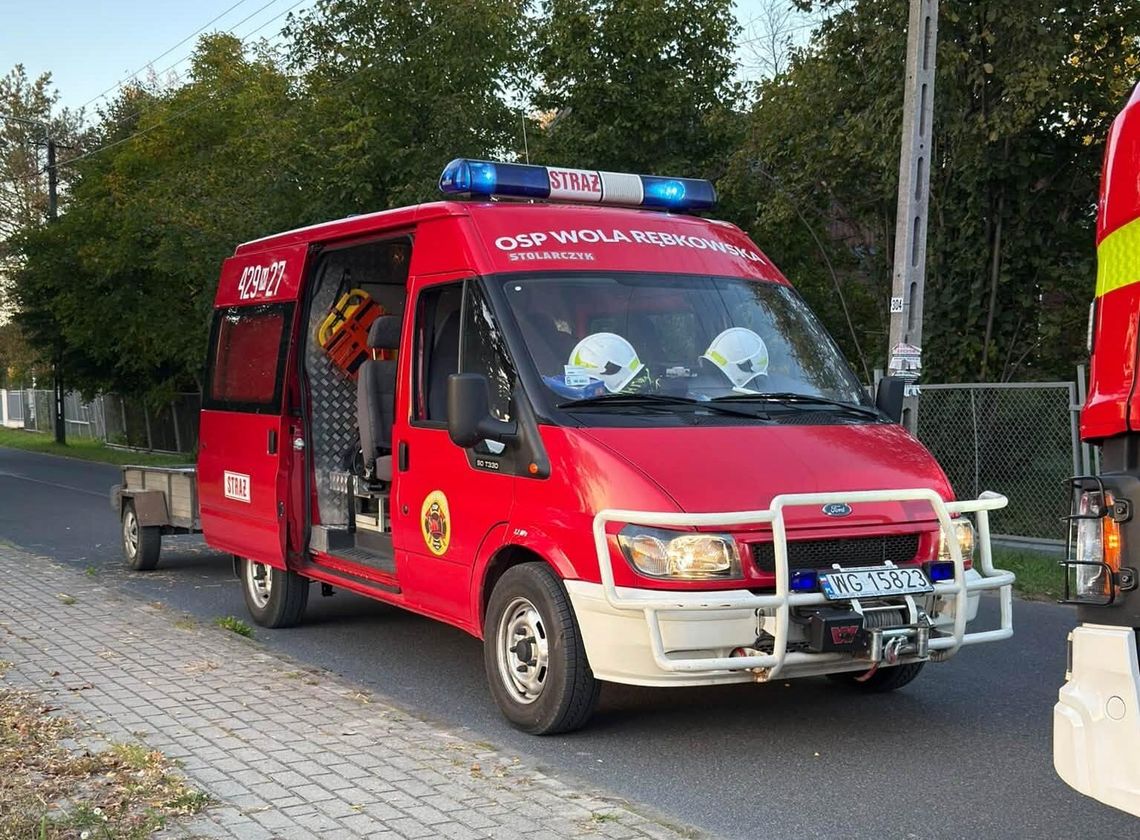 Czarna substancja w rowie melioracyjnym. Służby badają sprawę Czarna substancja w rowie melioracyjnym. Służby badają sprawę