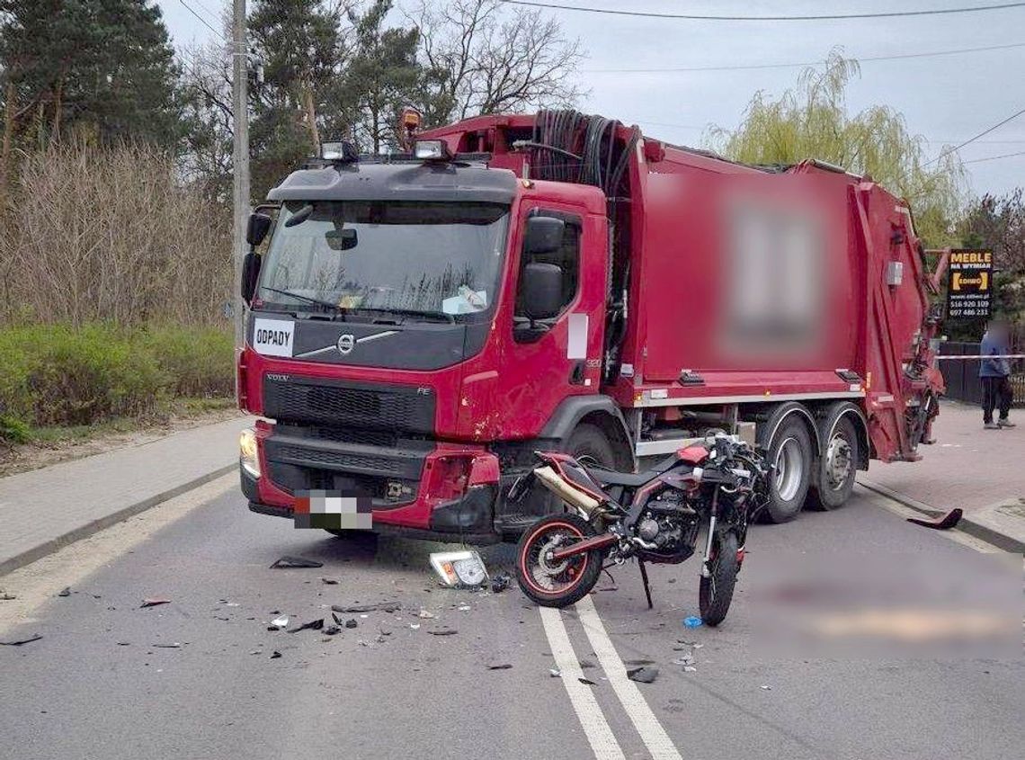 Czołowe zderzenie motocykla ze śmieciarką. 17-latek w ciężkim stanie trafił do szpitala